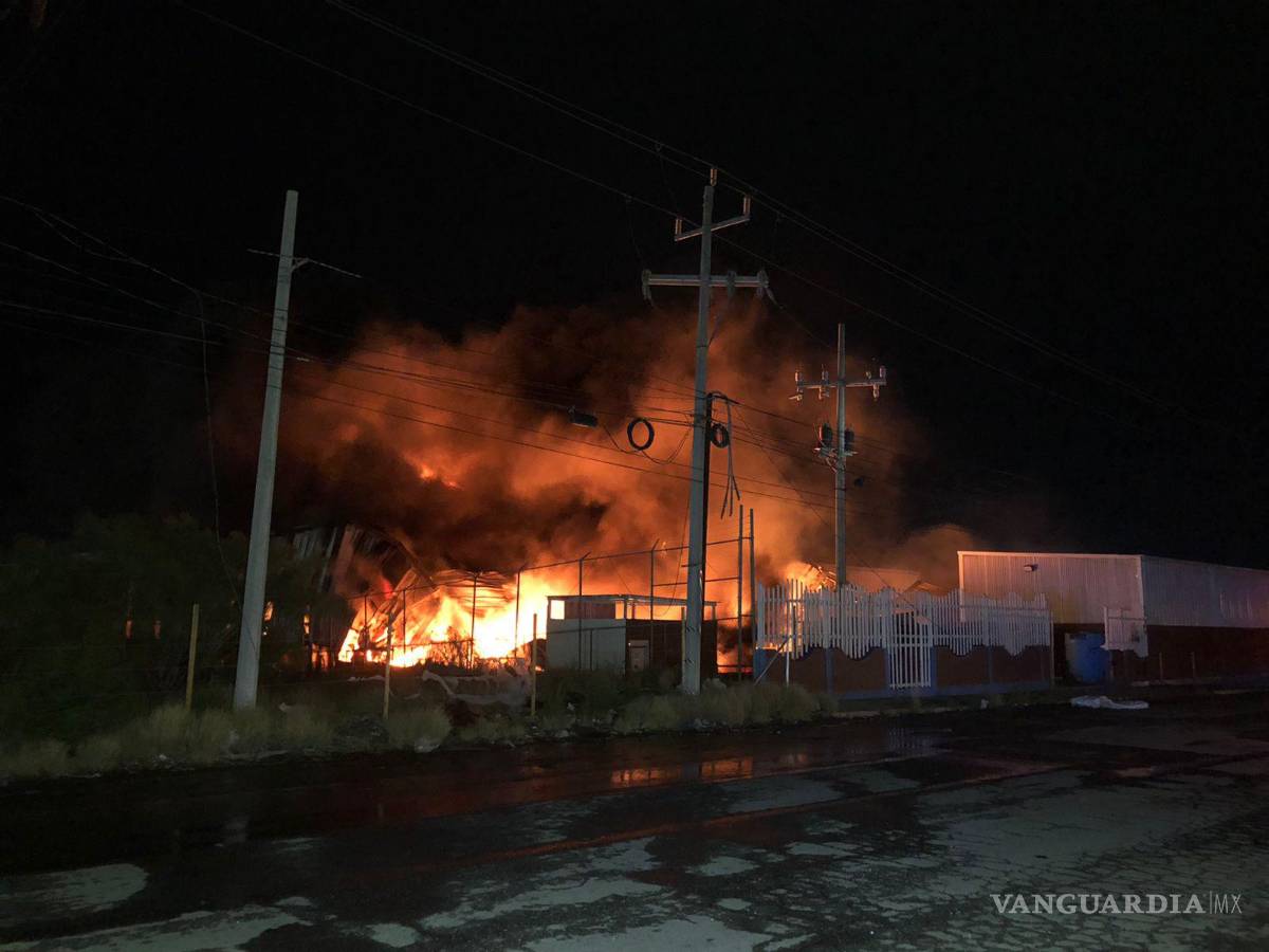 $!Afortunadamente no hay lesionados, pero el fuego causó graves daños a la empresa.