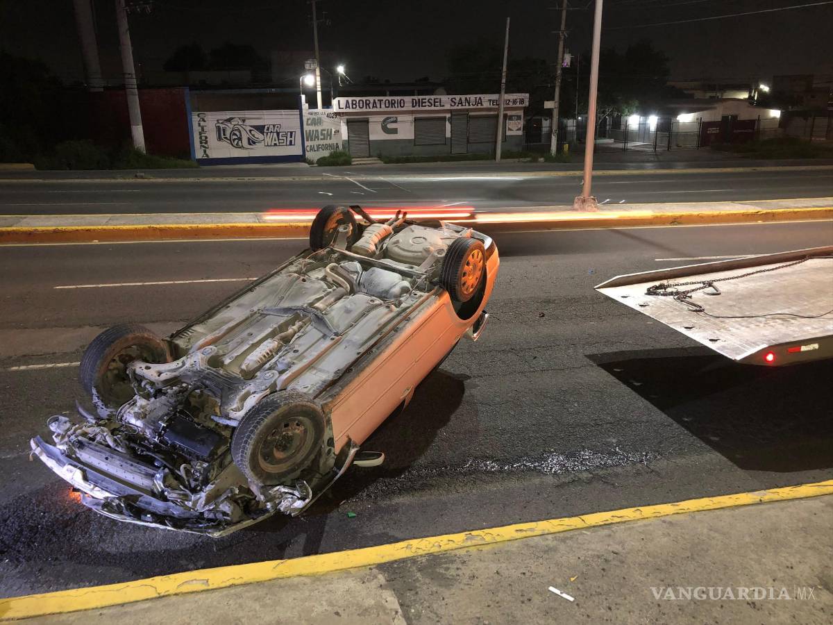 $!El auto responsable fue remolcado por una grúa.