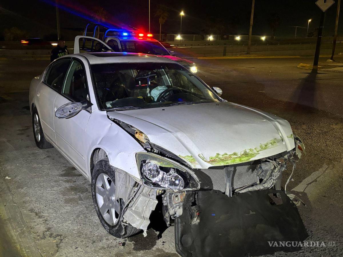 $!El choque movilizó a las autoridades, quienes aseguraron el vehículo y trasladaron a la conductora.