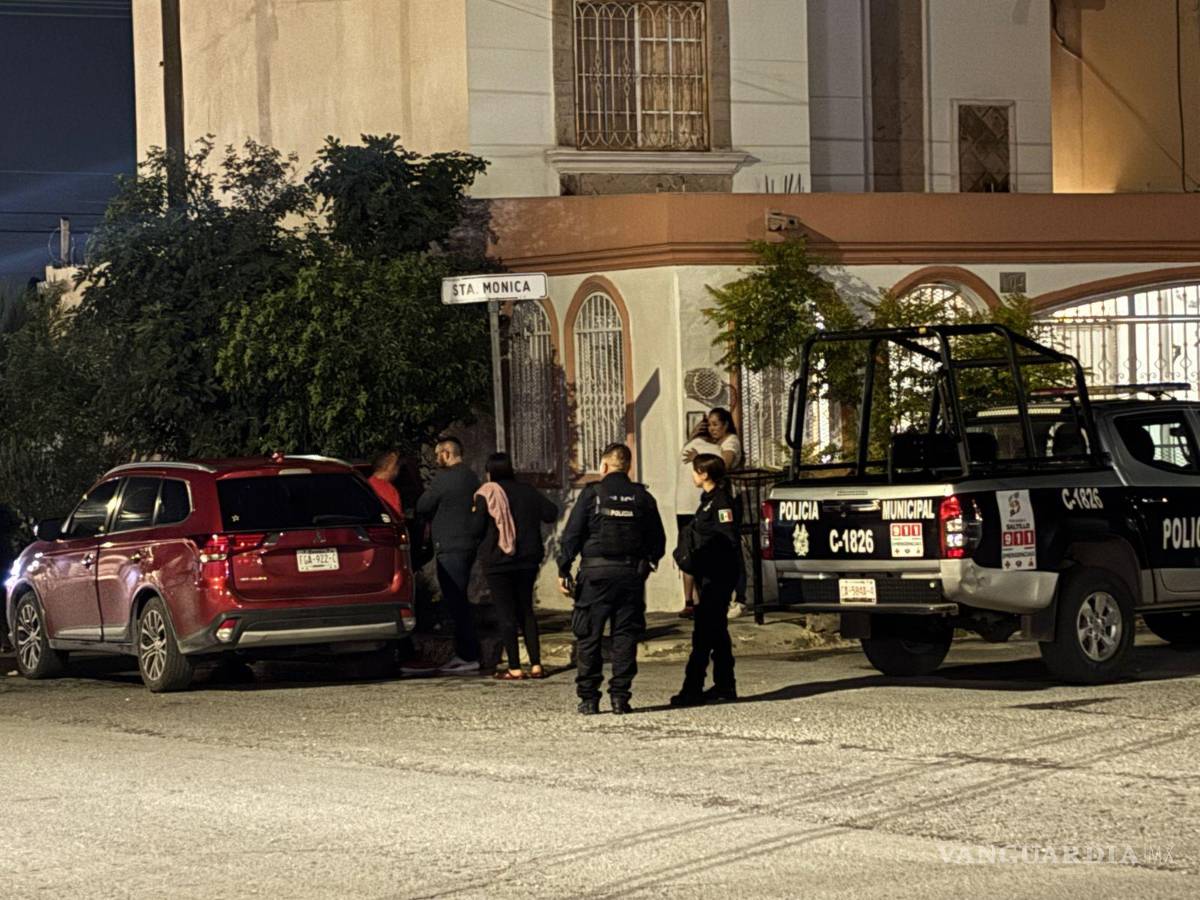 $!Paramédicos de la Cruz Roja confirmaron que la mujer ya no contaba con signos vitales al momento de su valoración.