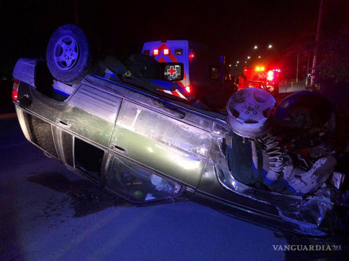 $!Testigos rompieron los vidrios para sacar al joven ileso de la camioneta volcada.