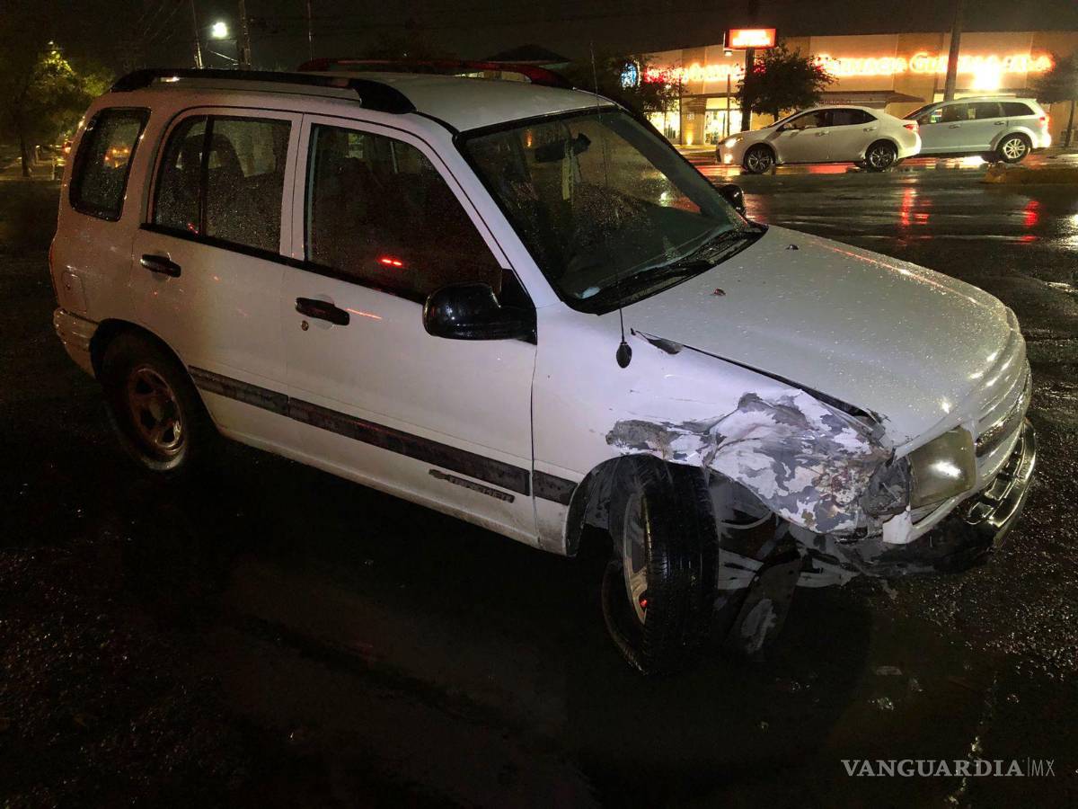 $!El auto terminó dañado del frente.
