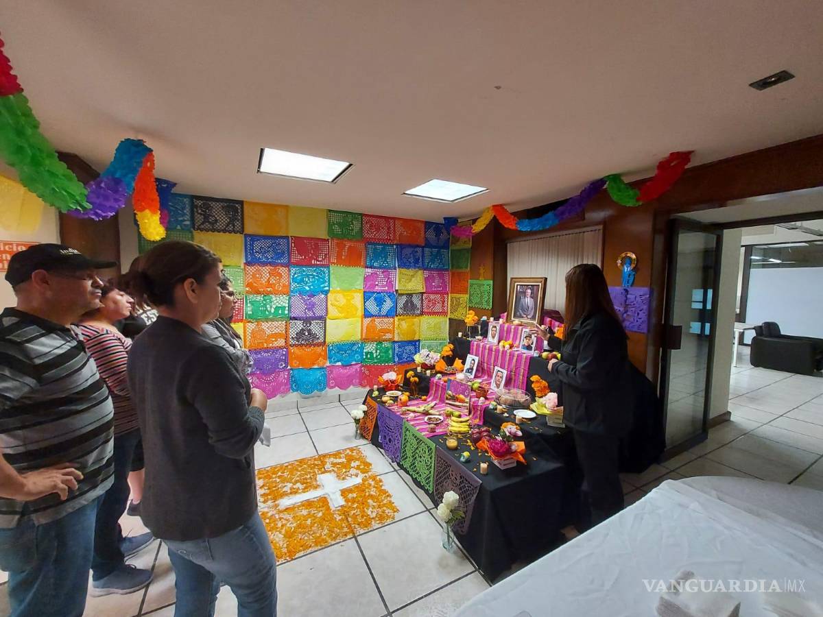 $!Explicación del altar colocado en la Redacción de Vanguardia.