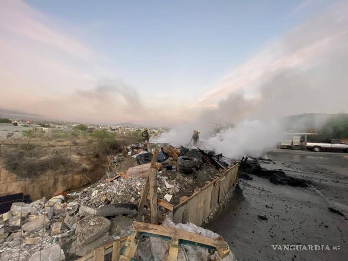 $!El fuego consumió el interior del tejabán.