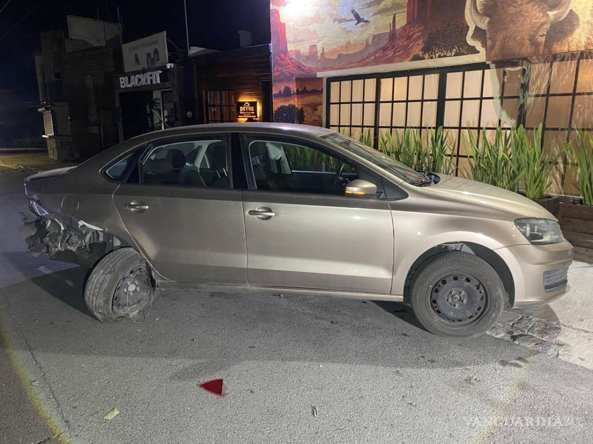 $!El Volkswagen Vento, que se encontraba debidamente estacionado, terminó sobre la banqueta tras recibir el fuerte impacto registrado durante la madrugada en la colonia Cumbres.