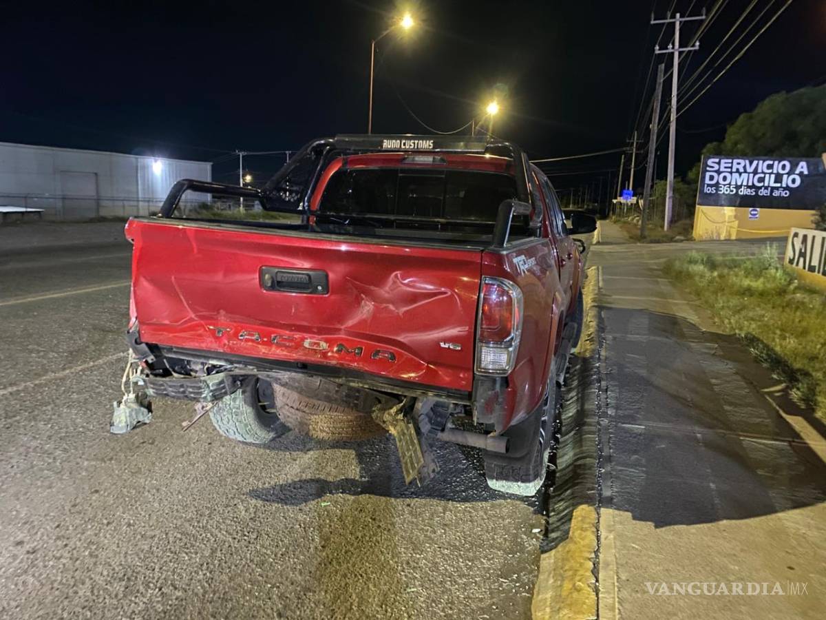 $!Tras perder el control, la camioneta responsable se subió a la banqueta, derribó parte de un poste de madera y finalmente se estrelló contra una Toyota Tacoma que se encontraba estacionada.
