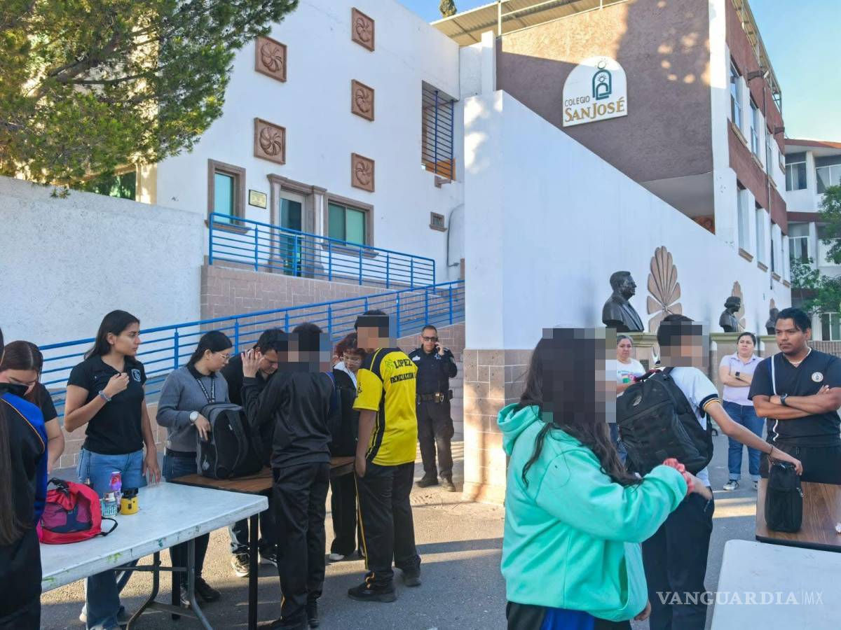 $!Madres y padres de familia participaron en la inspección de mochilas realizada en el Colegio San José, medida implementada tras el hallazgo de un mensaje amenazante en las instalaciones escolares.