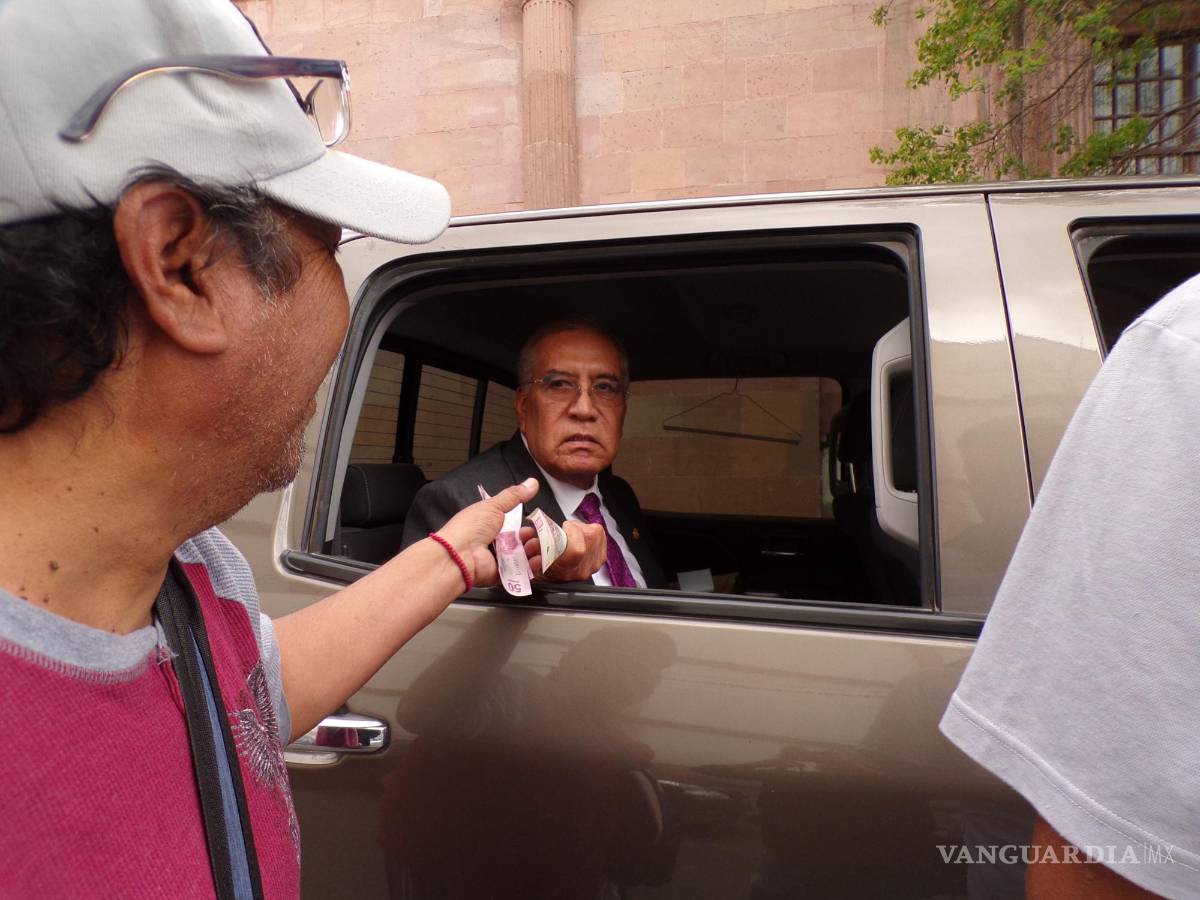 $!El diputado Raúl Onofre fue cazado por don Jaime mientras se retiraba en su camioneta, y accedió a darle un billete.