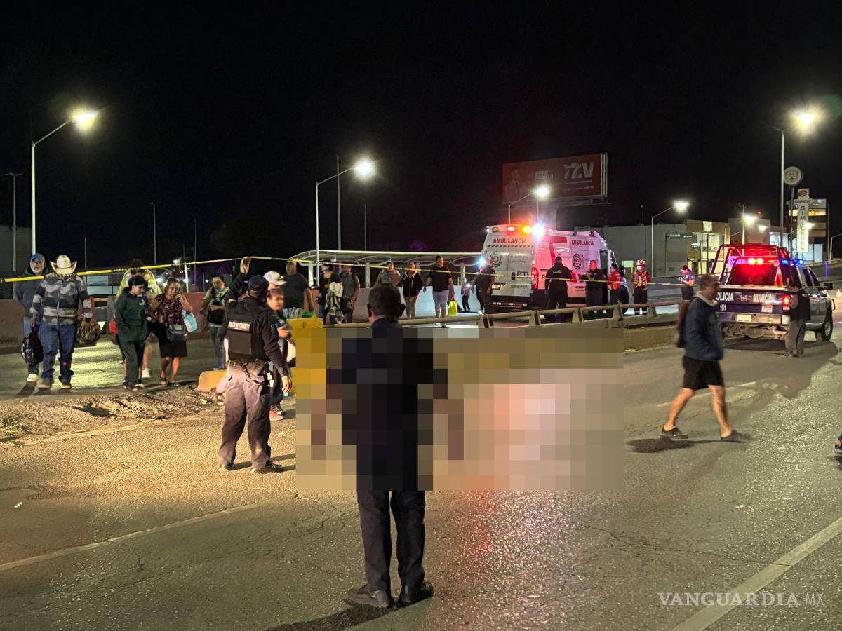 $!Los pasajeros del camión tuvieron que descender de la unidad tras el accidente, mientras las autoridades realizaban las diligencias en el lugar y tomaban declaraciones para esclarecer lo ocurrido.