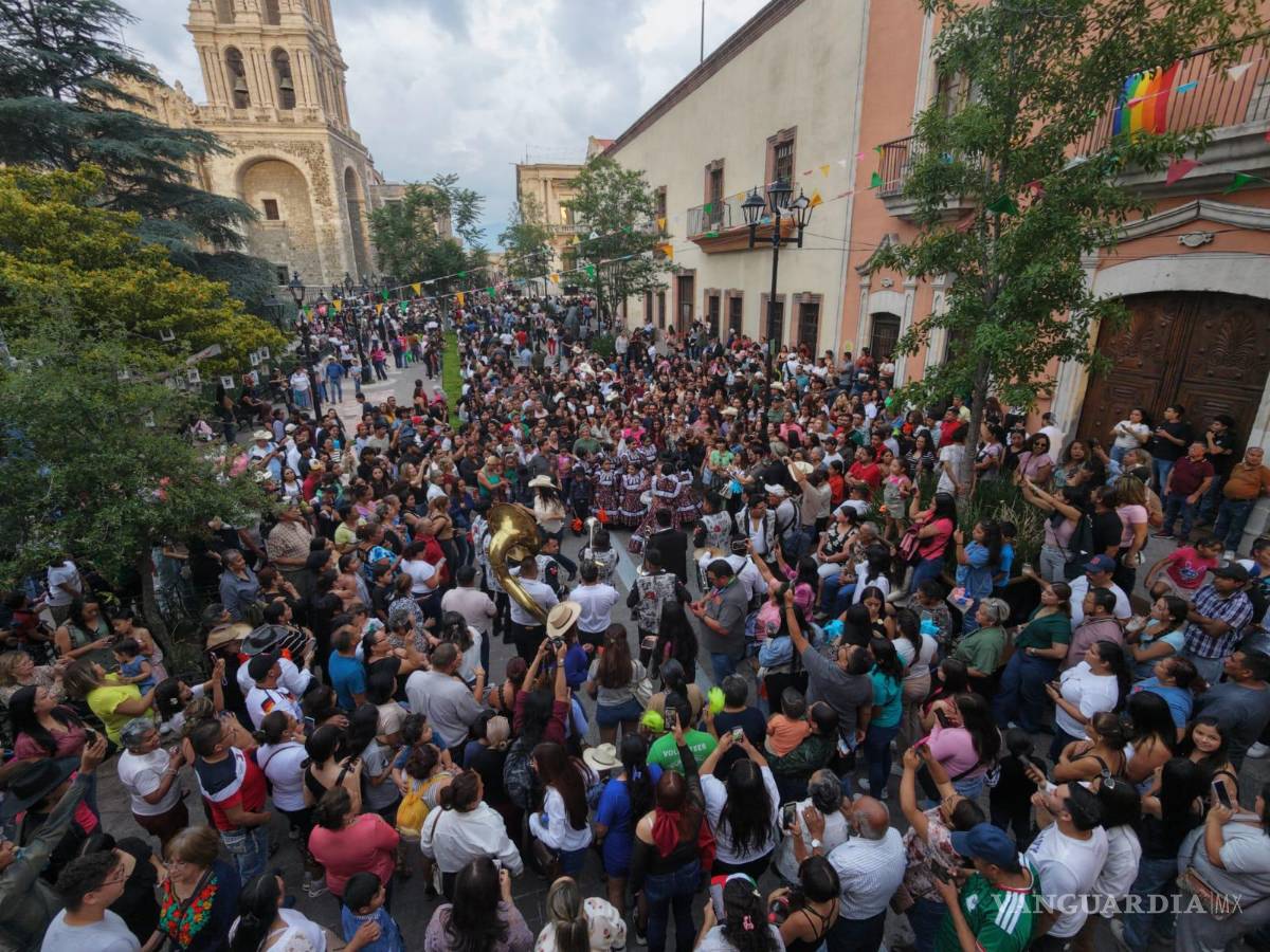 $!Miles de personas participaron en las actividades culturales realizadas en plazas y espacios públicos del Centro Histórico.