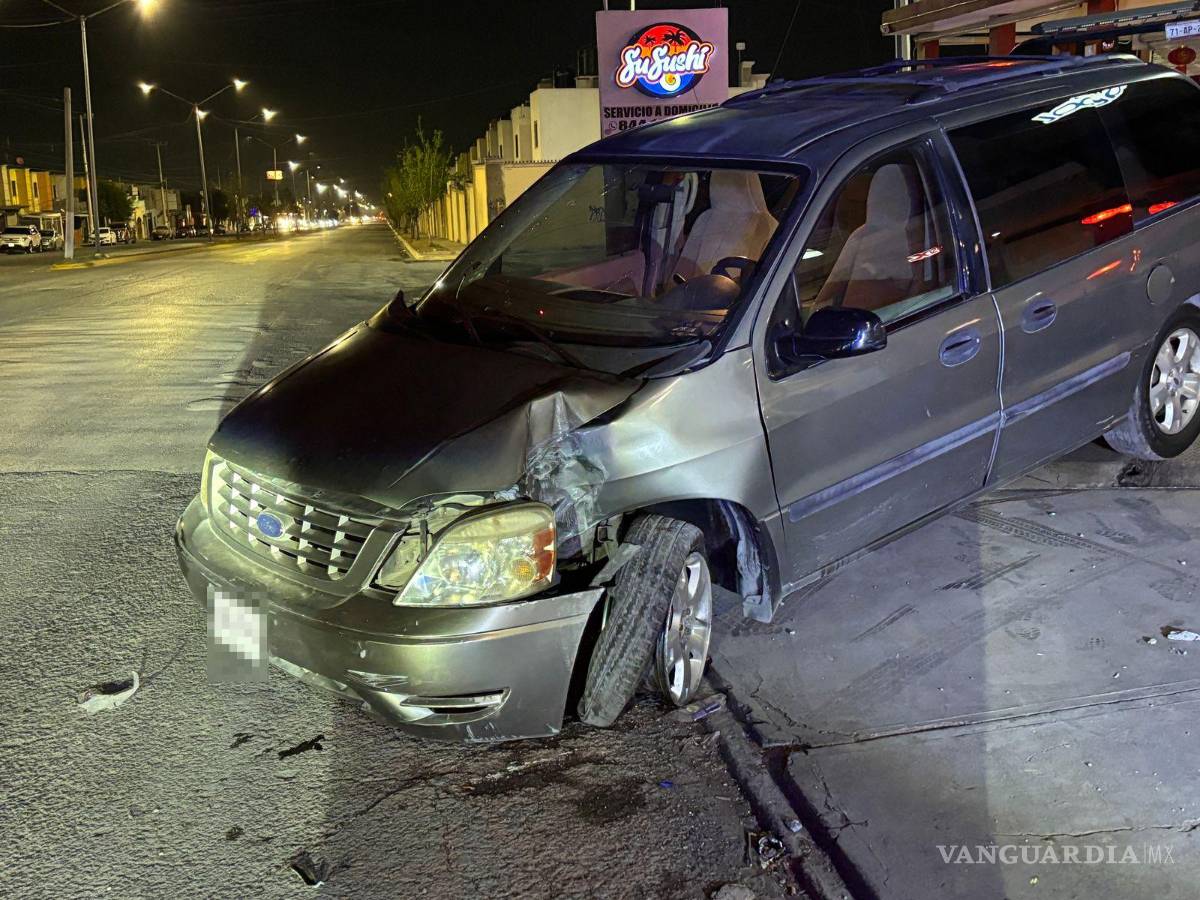 $!Elementos de Tránsito Municipal aseguraron el área tras recibir el reporte de automovilistas.
