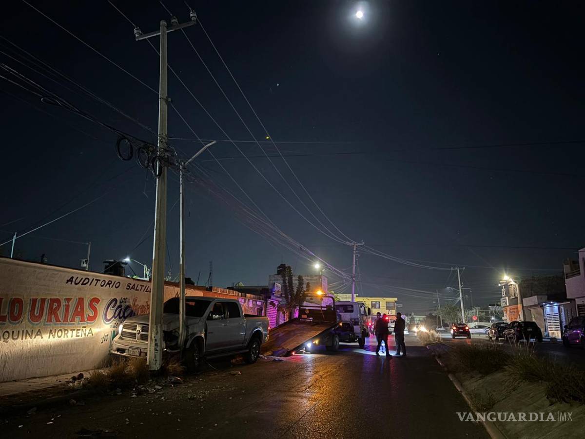 $!1. Elementos de Tránsito Municipal acudieron al sitio del choque para tomar conocimiento del percance.