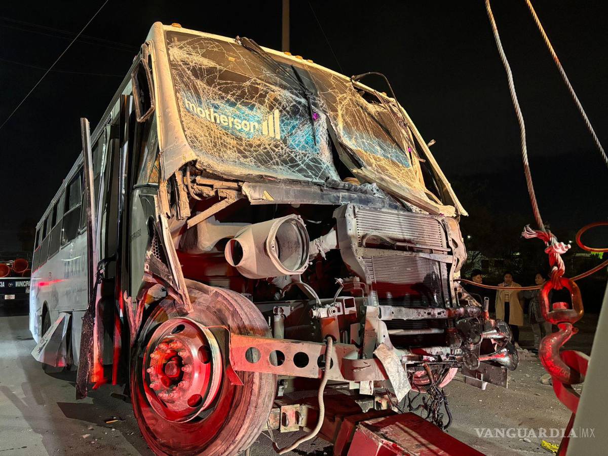 $!Vecinos salieron de sus viviendas tras escuchar el fuerte impacto y reportaron el hecho a las autoridades.