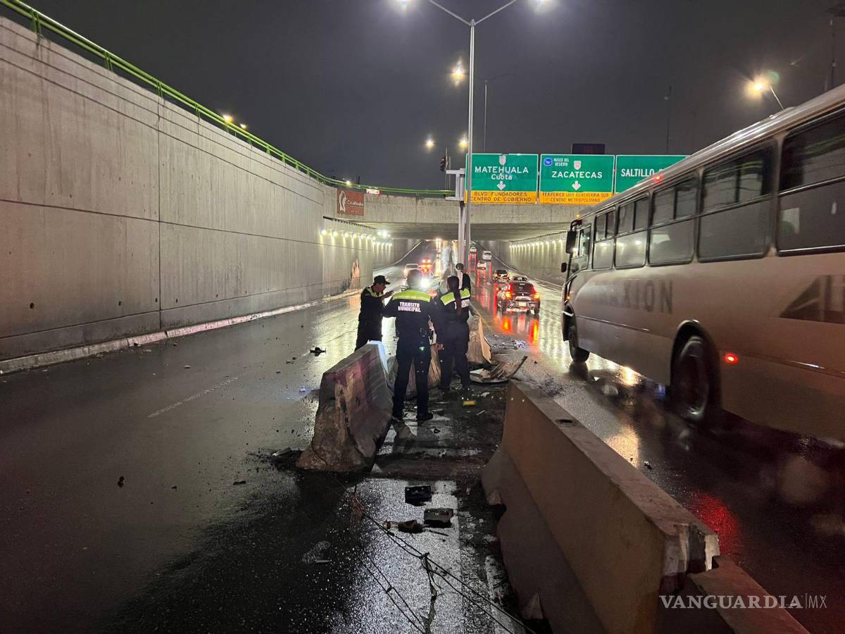 $!Elementos de Tránsito Municipal que se encontraban cerca del lugar acudieron de inmediato para coordinar las labores de seguridad y realizar el abanderamiento correspondiente, evitando que ocurrieran nuevos accidentes.