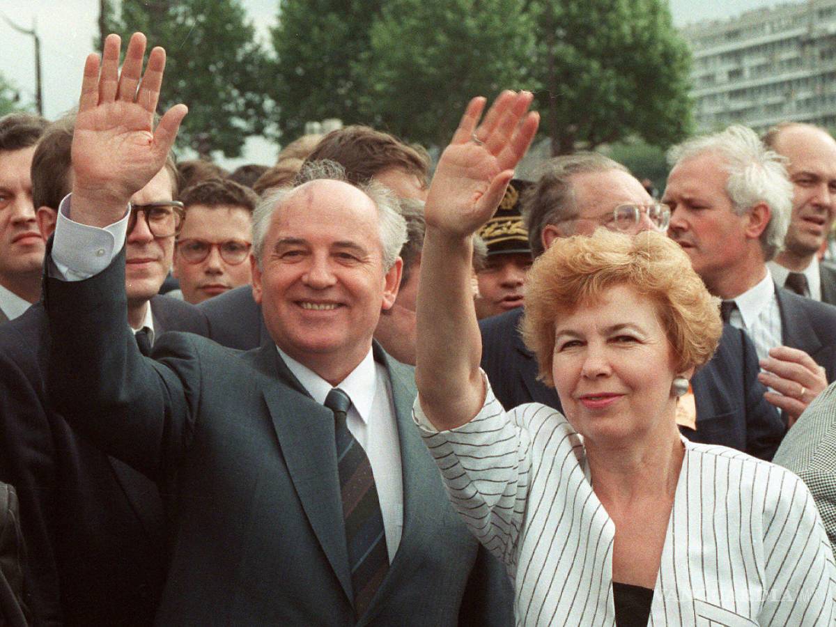 $!El presidente soviético Mikhail Gorbachev y su esposa Raisa saludan a una multitud durante su visita a París, Francia, el miércoles 5 de julio de 1989.