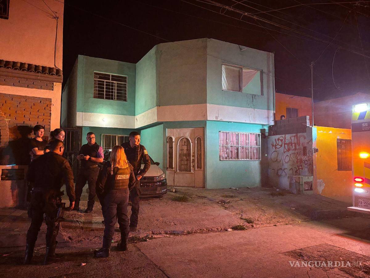 $!Policías municipales y de la Policía Violeta acudieron al lugar tras el reporte vecinal.