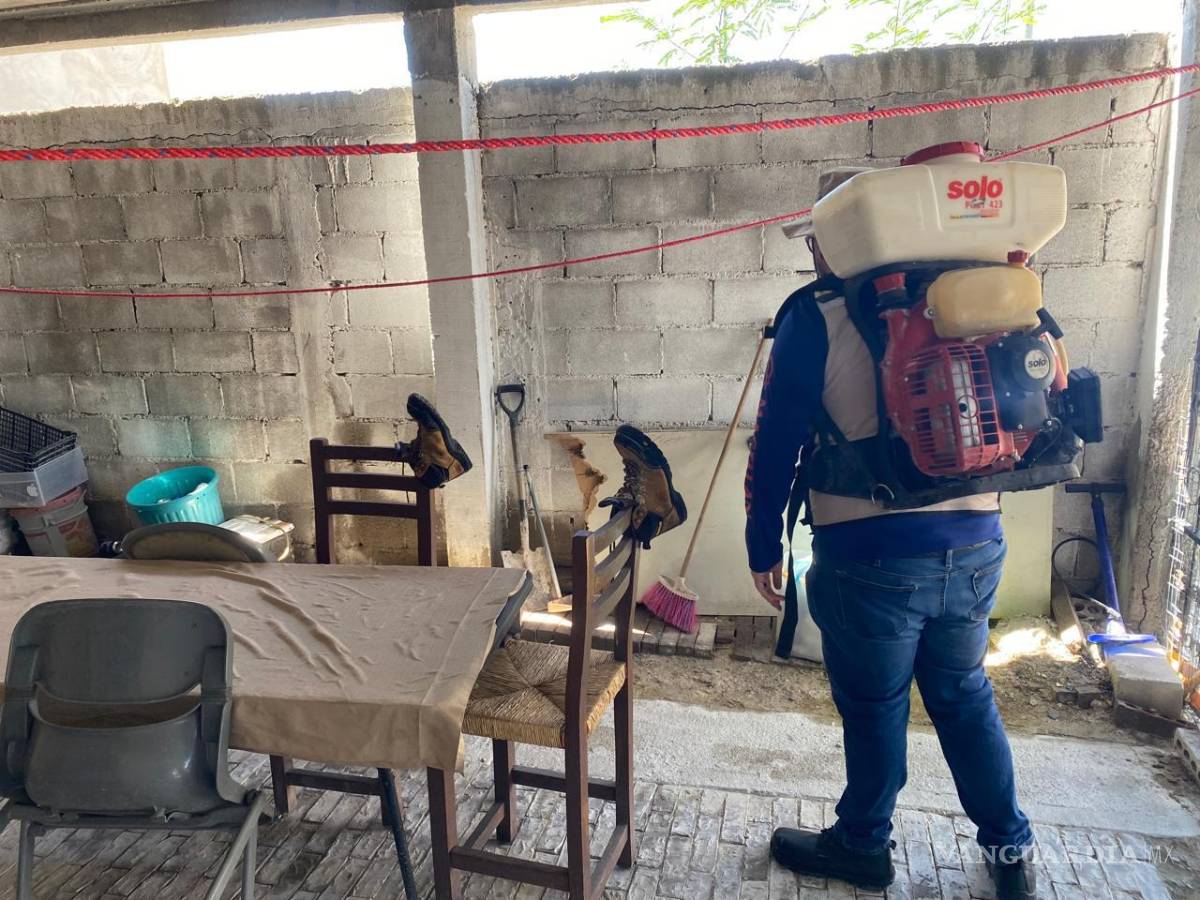 $!Personal de las áreas de Regulación Sanitaria, Promoción de la Salud y Vectores trabaja de manera coordinada en distintos sectores de la ciudad, aplicando cloro en encharcamientos y realizando acciones de saneamiento ambiental.