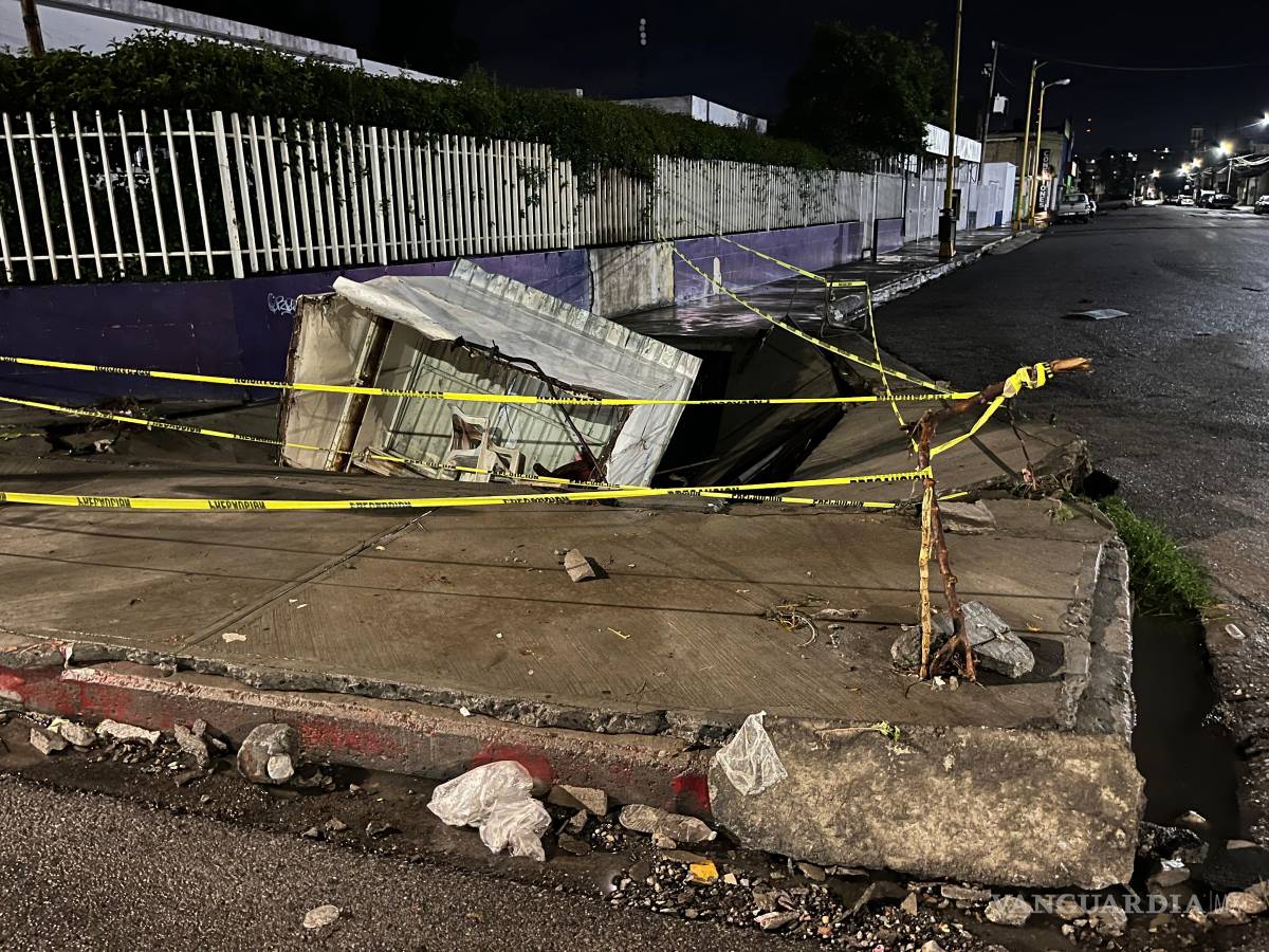 $!Un socavón causó daños en un puesto comercial ubicado en el centro de Saltillo, afectando la actividad en la zona.