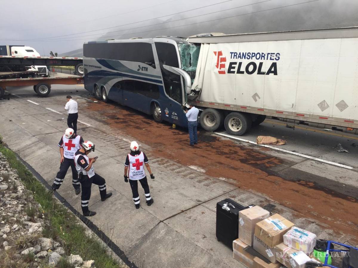 $!Carambola con más de 30 autos bloquea autopista Saltillo a Monterrey; hay dos muertos