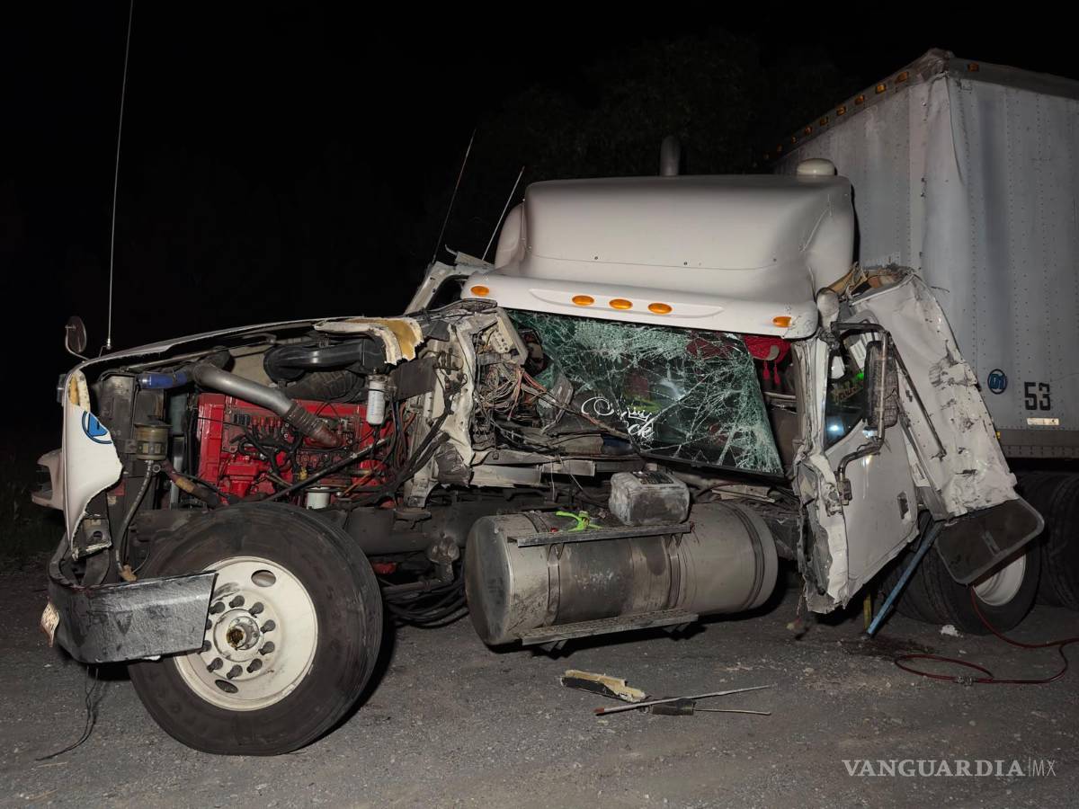 $!Elementos de la Guardia Nacional, División Carreteras, y personal de CAPUFE implementaron un operativo de abanderamiento para controlar el tráfico y prevenir nuevos accidentes en la zona.