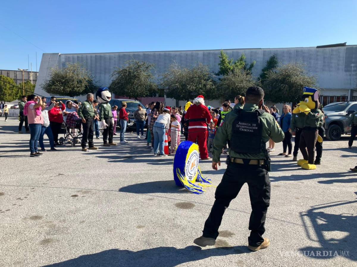 $!Agentes convivieron de manera directa con la niñez monclovense durante el evento.