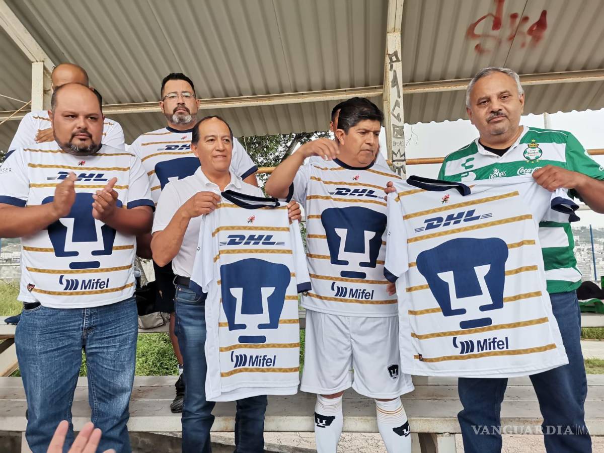 $!El Dr. Martín Edgardo Arellano entrega oficialmente los nuevos uniformes a los jugadores de Pumas Saltillo, rodeado de aplausos y gratitud.