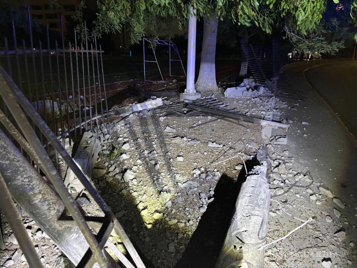 $!El impacto provocó daños considerables en la reja perimetral de la institución educativa.