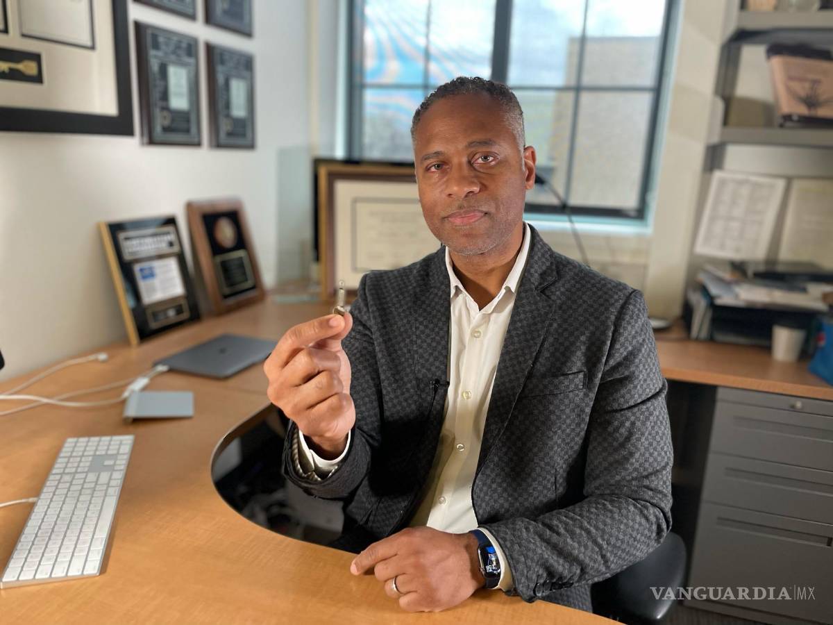 $!Profesor Guillermo Ameer, sujetando el dispositivo BES.