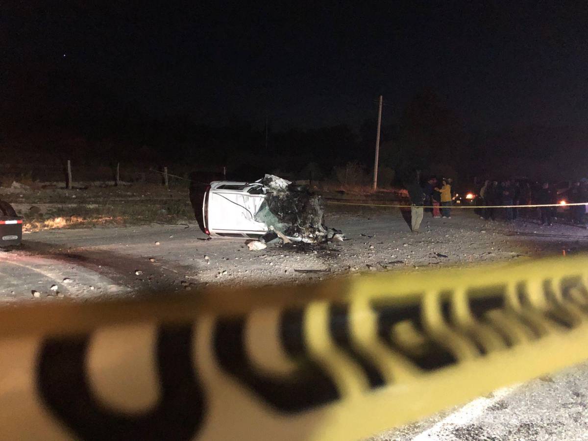 $!Familiares del hoy occiso permanecían estoicos ante la perturbadora escena.