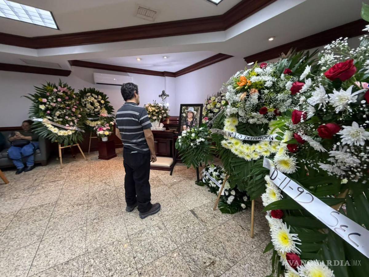 $!La capilla de velación recibió numerosos arreglos florales de familiares, amigos, autoridades y compañeros del gremio.