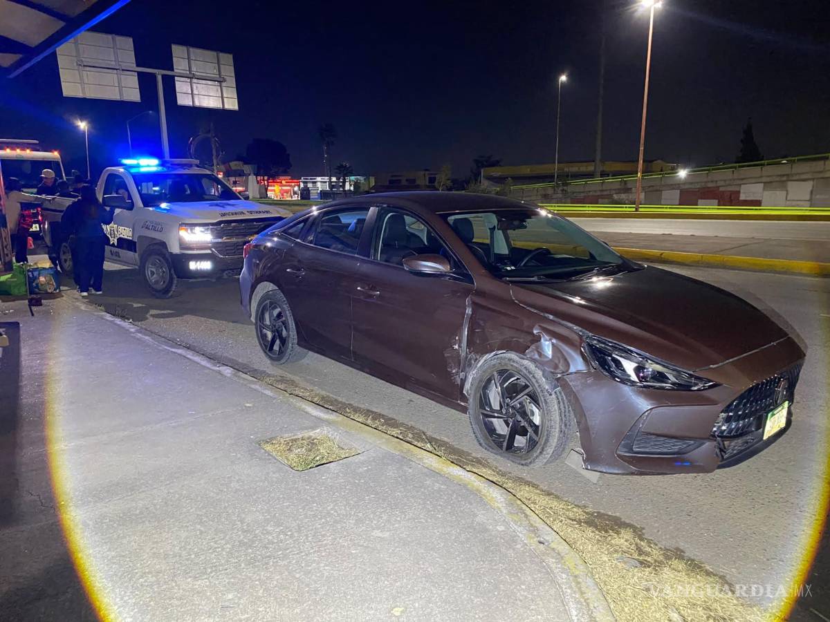 $!El automóvil MG terminó con la parte delantera severamente dañada luego del percance registrado cerca de la medianoche.