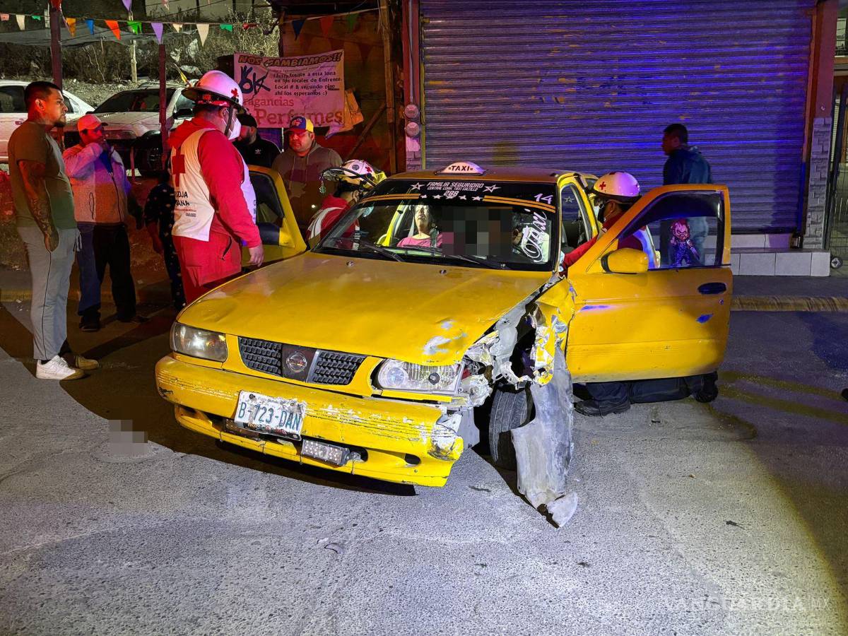 $!Paramédicos de la Cruz Roja auxiliaron a los ocupantes del taxi, quienes presentaban diversos golpes.