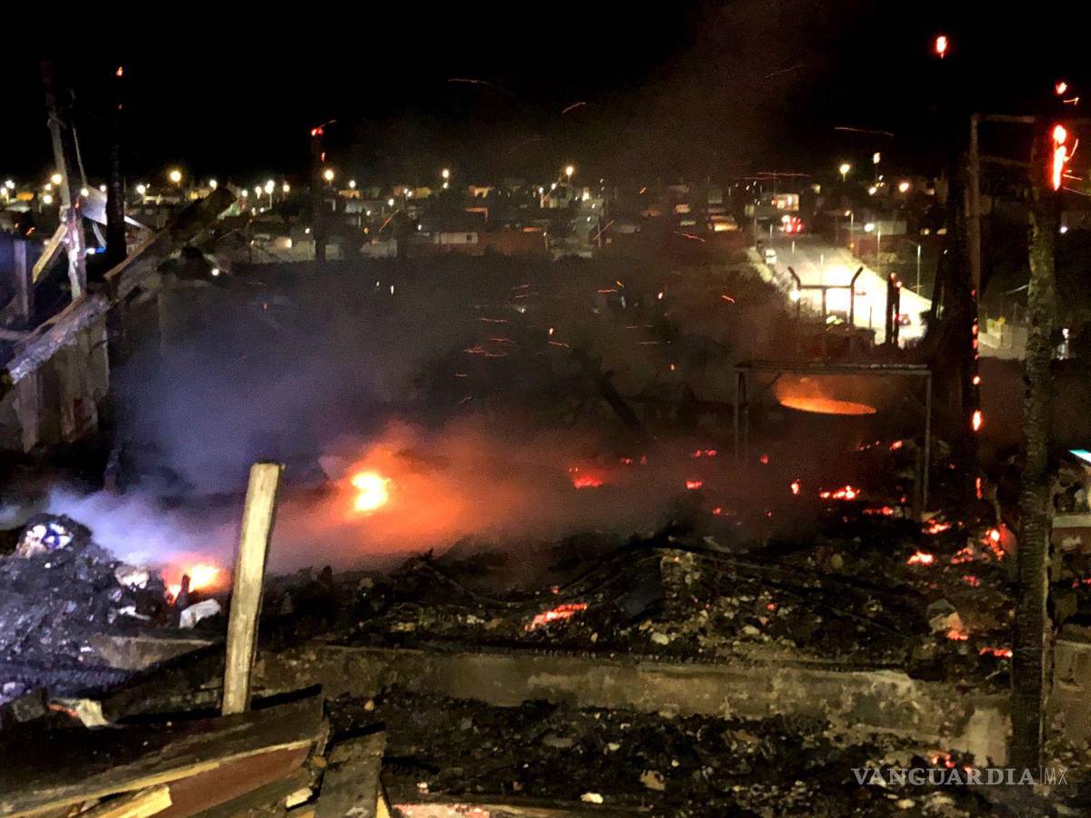 $!El resultado del incendio dejó a varias familias sin hogar, con sus pertenencias reducidas a cenizas.