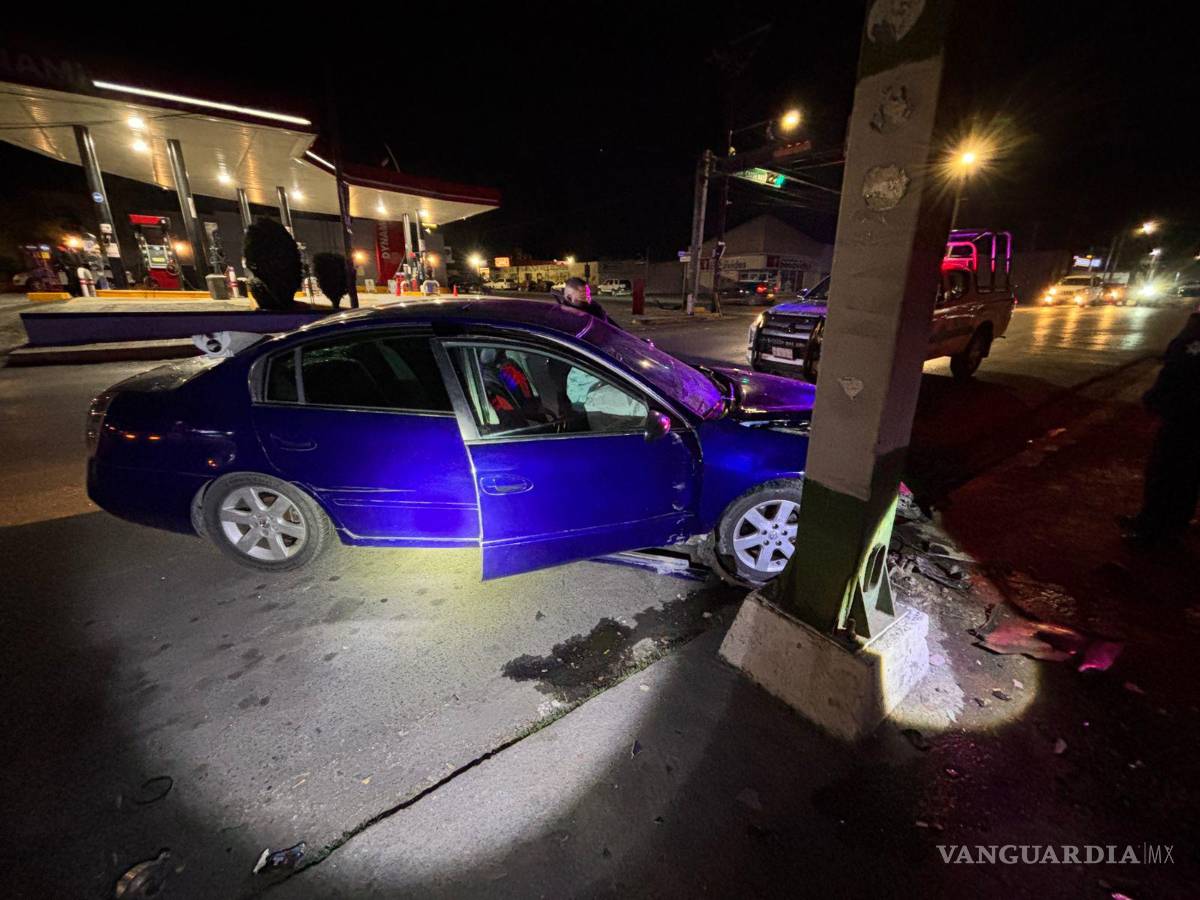 $!Autoridades detuvieron al conductor del Nissan, quien presentaba aliento alcohólico.