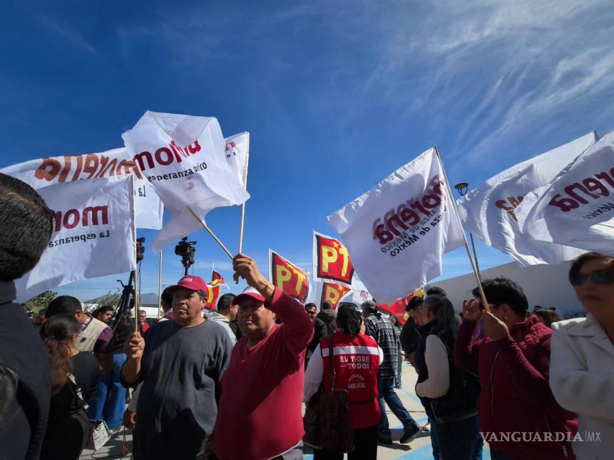$!Militantes y simpatizantes de ambos partidos realizaron un mitin a las afueras del Instituto Electoral de Coahuila para respaldar la alianza rumbo al proceso electoral.