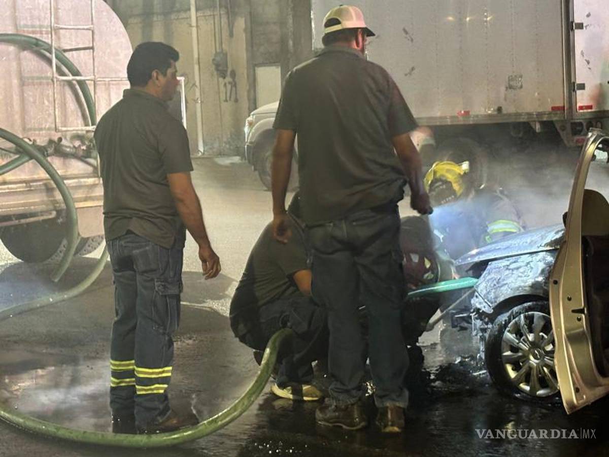 $!Un trabajador municipal utilizo un camión cisterna para apagar el fuego que consumía el automóvil.