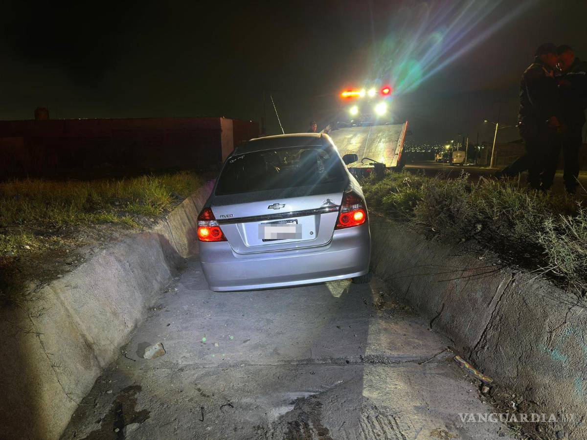 $!Una grúa remolcó la camioneta accidentada al corralón correspondiente.