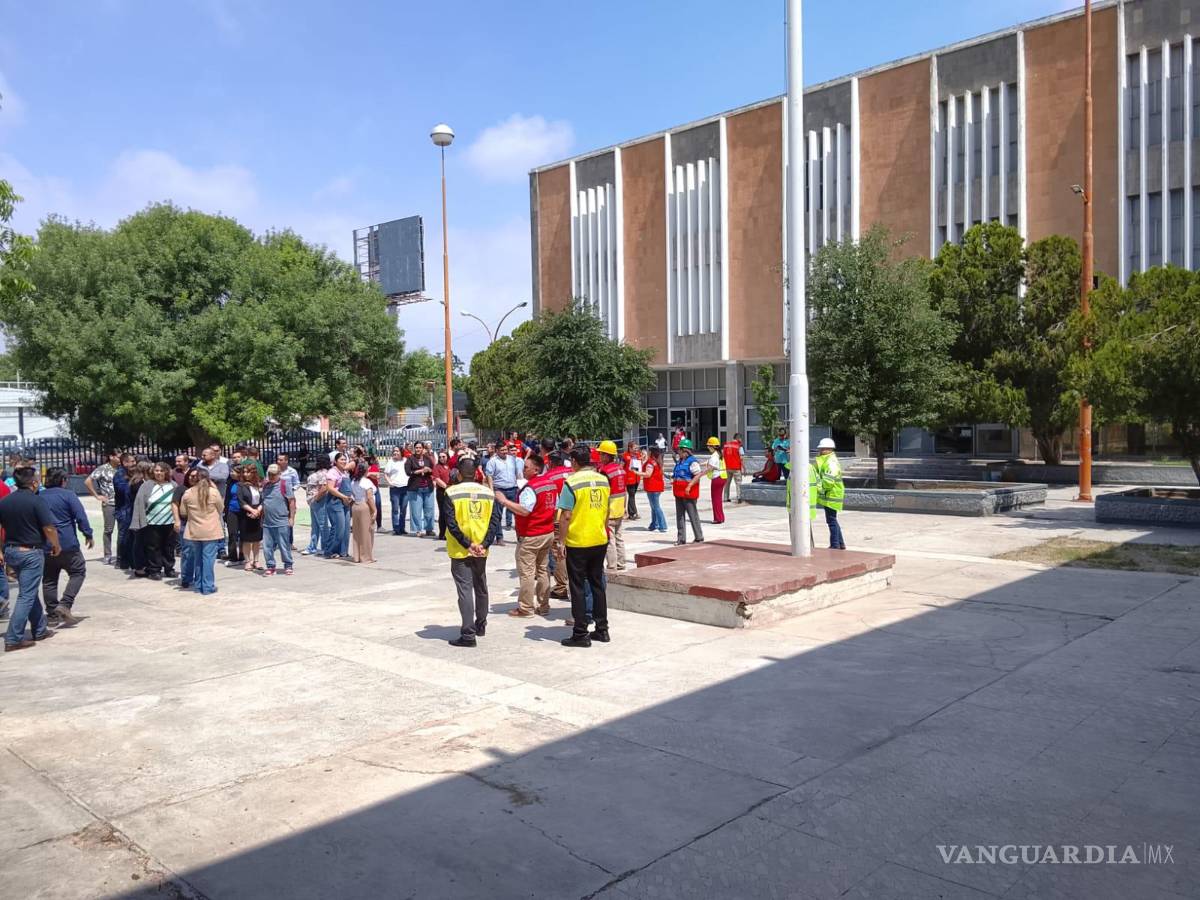 $!Brigadas internas coordinaron la evacuación de usuarios, trabajadores y visitantes.