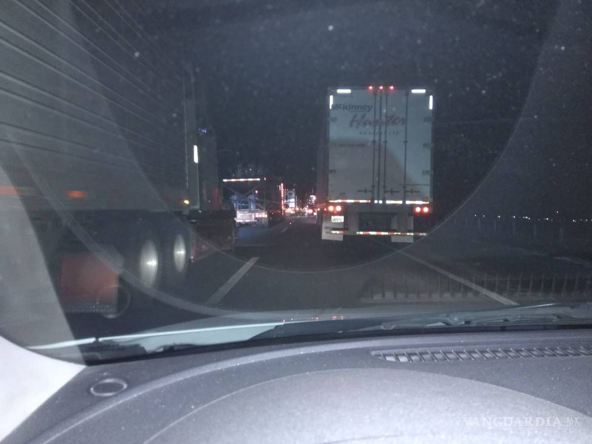 $!Reportan tráfico lento en carretera libre Monterrey-Saltillo por volcadura de tráiler