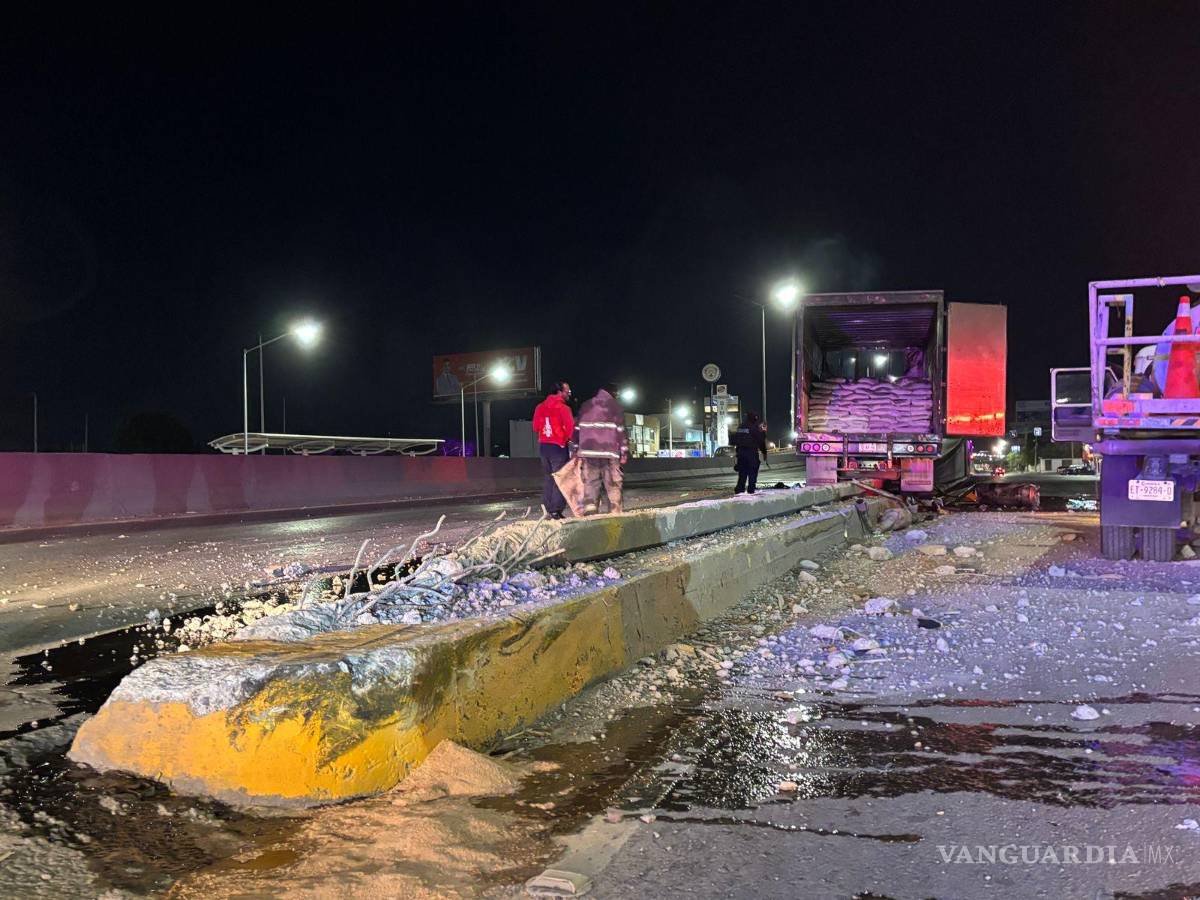 $!El conductor, de 73 años, logró salir a tiempo del vehículo antes de que el fuego lo consumiera.