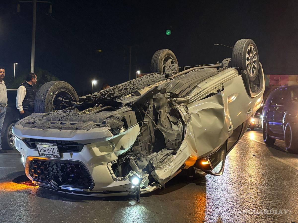 $!Automovilistas acudieron rápidamente al lugar para auxiliar al conductor, quien logró salir ileso del accidente.