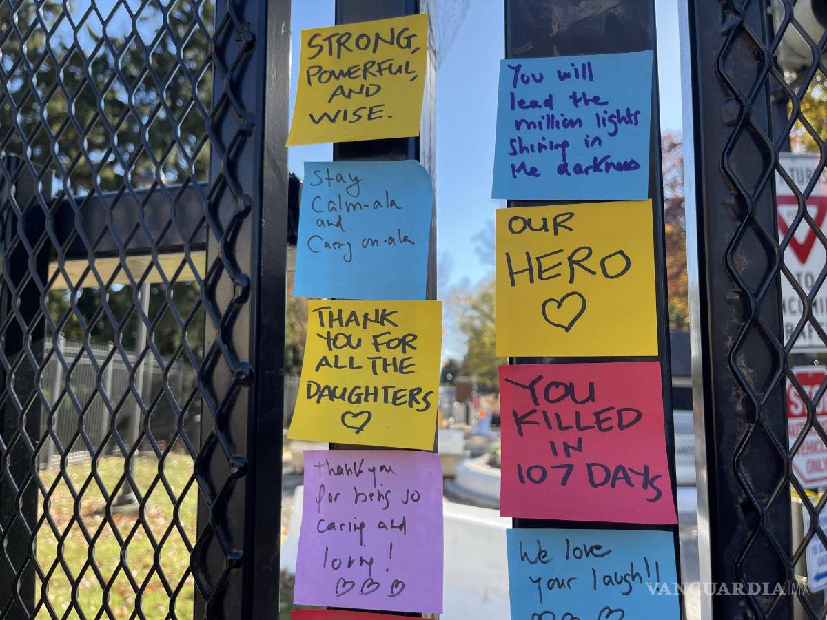 $!Fotografía de mensajes en la entrada de la residencia oficial de la vicepresidenta de Estados Unidos y candidata demócrata a la Casa Blanca, Kamala Harris, este viernes en el Observatorio Naval de Estados Unidos en Washington (Estados Unidos).