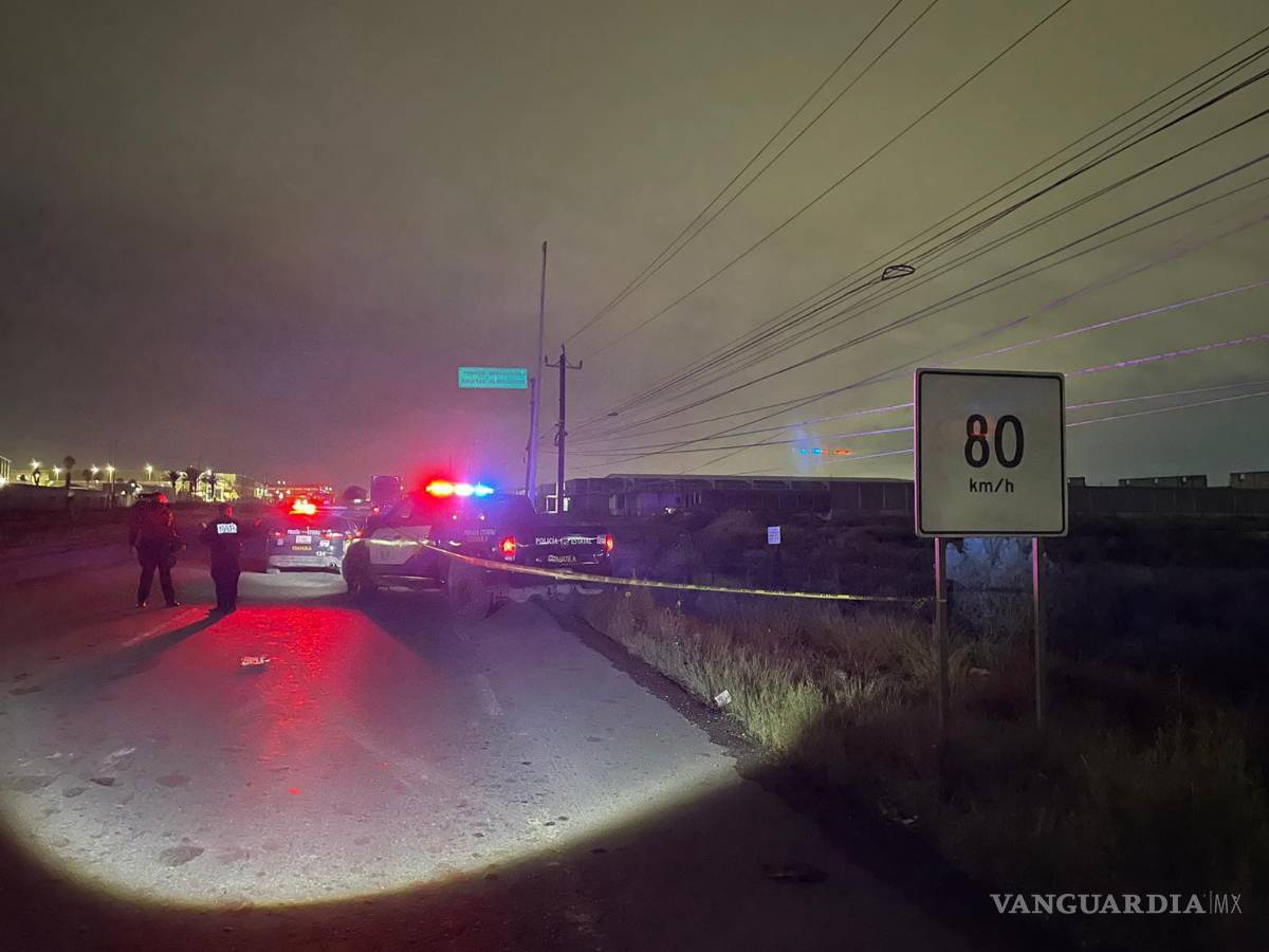 $!Elementos de la Policía Estatal resguardaron la zona del trágico accidente donde Armando, de 46 años, perdió la vida tras ser arrollado por un vehículo.