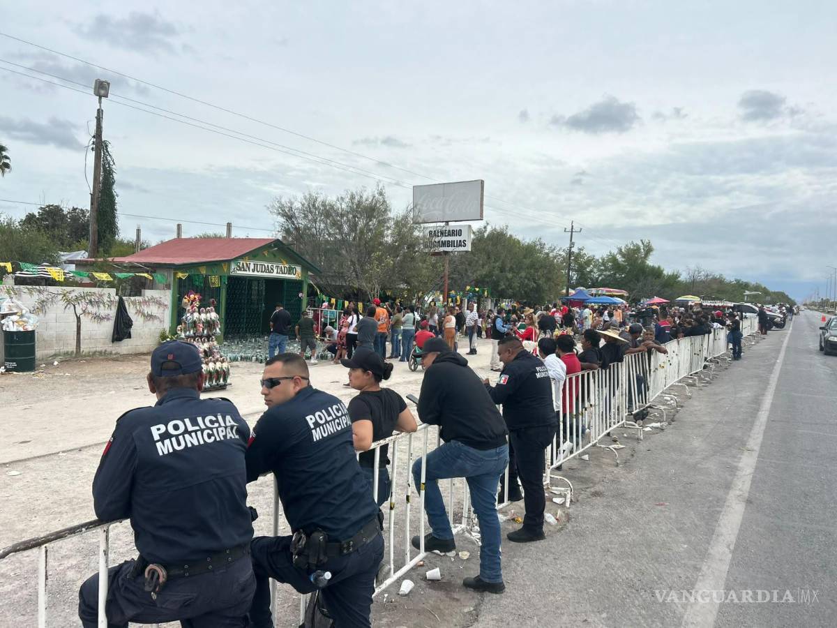 $!Elementos de Seguridad Pública y Protección Civil resguardaron la zona para mantener el orden durante la llegada de los peregrinos.