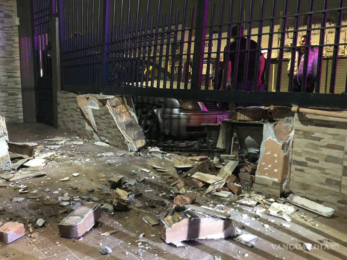 $!La barda terminó destrozada.