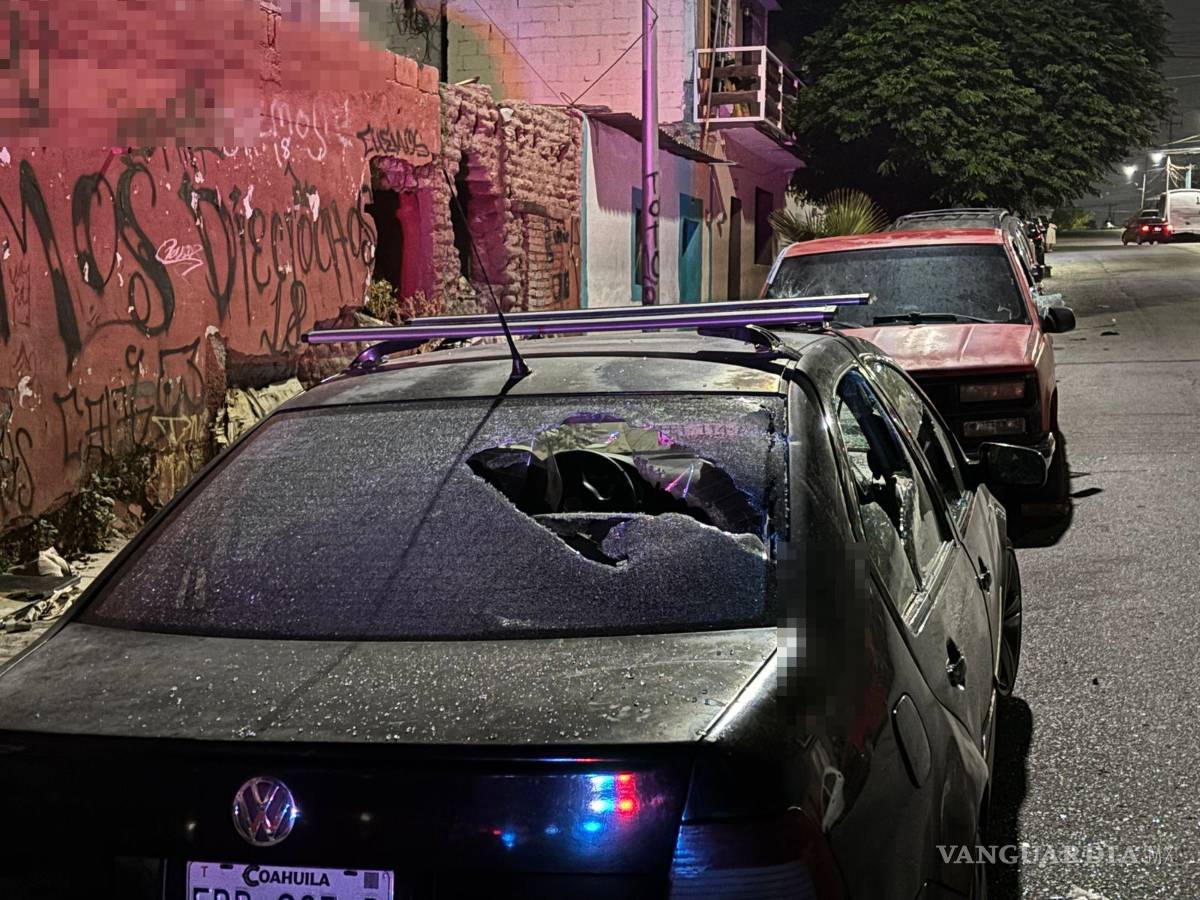 $!Algunos autos de la calle Francisco Javier Mina sufrieron impactos menores por objetos lanzados durante la gresca.