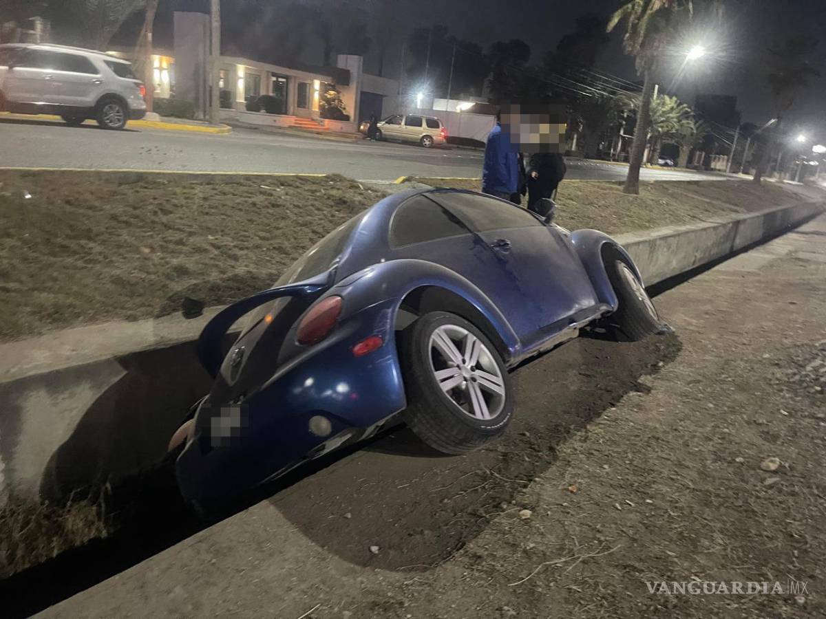 $!Automovilistas auxiliaron al conductor tras el accidente en bulevar Fundadores.