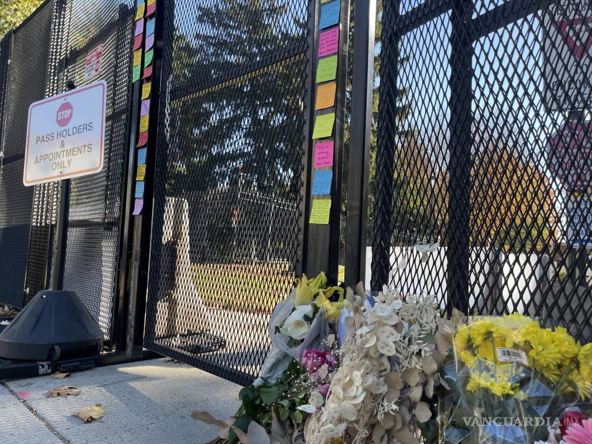 $!Fotografía de mensajes en la entrada de la residencia oficial de la vicepresidenta de Estados Unidos y candidata demócrata a la Casa Blanca, Kamala Harris, este viernes en el Observatorio Naval de Estados Unidos en Washington (Estados Unidos).