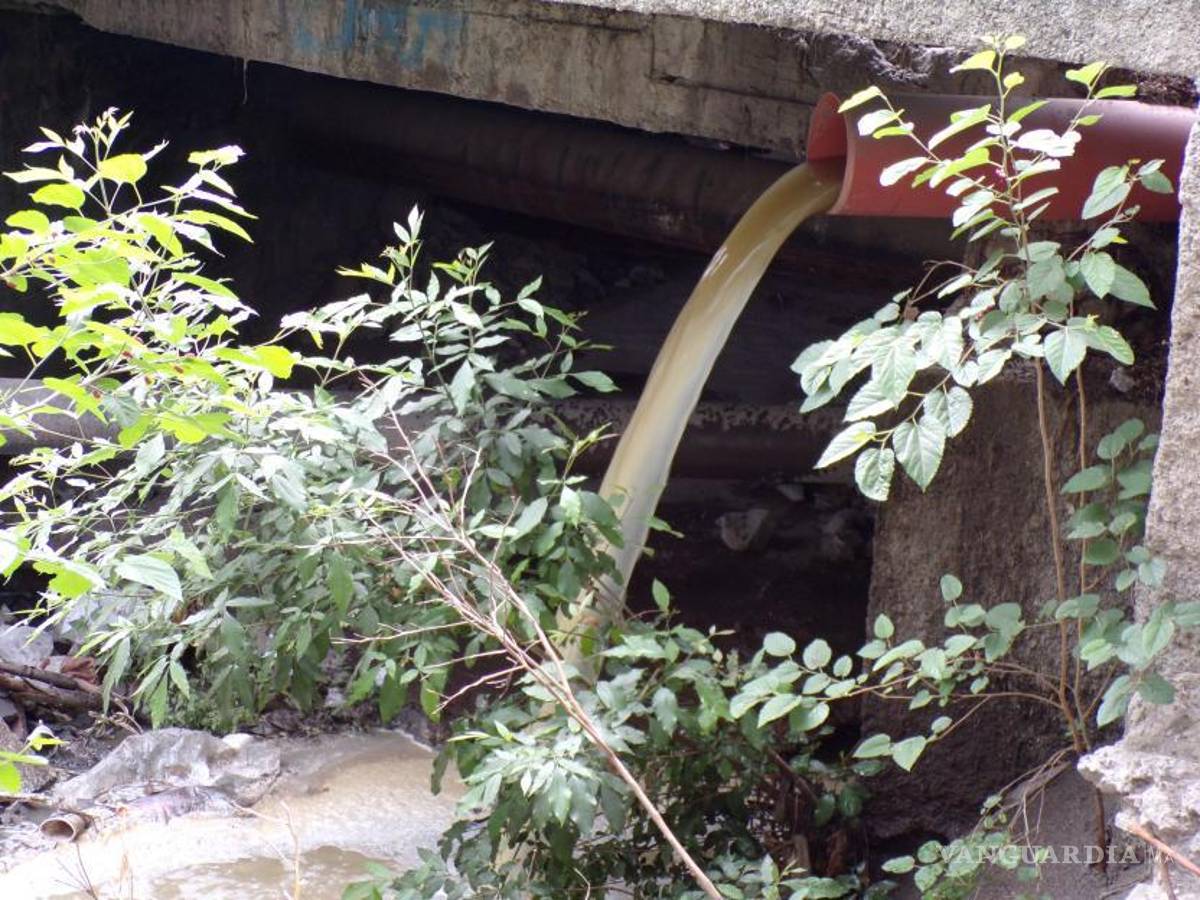 $!El agua del drenaje se dirigió al arroyo, por que de otra manera terminaría vertida en las calles, explicó el ingeniero encargado de la obra.