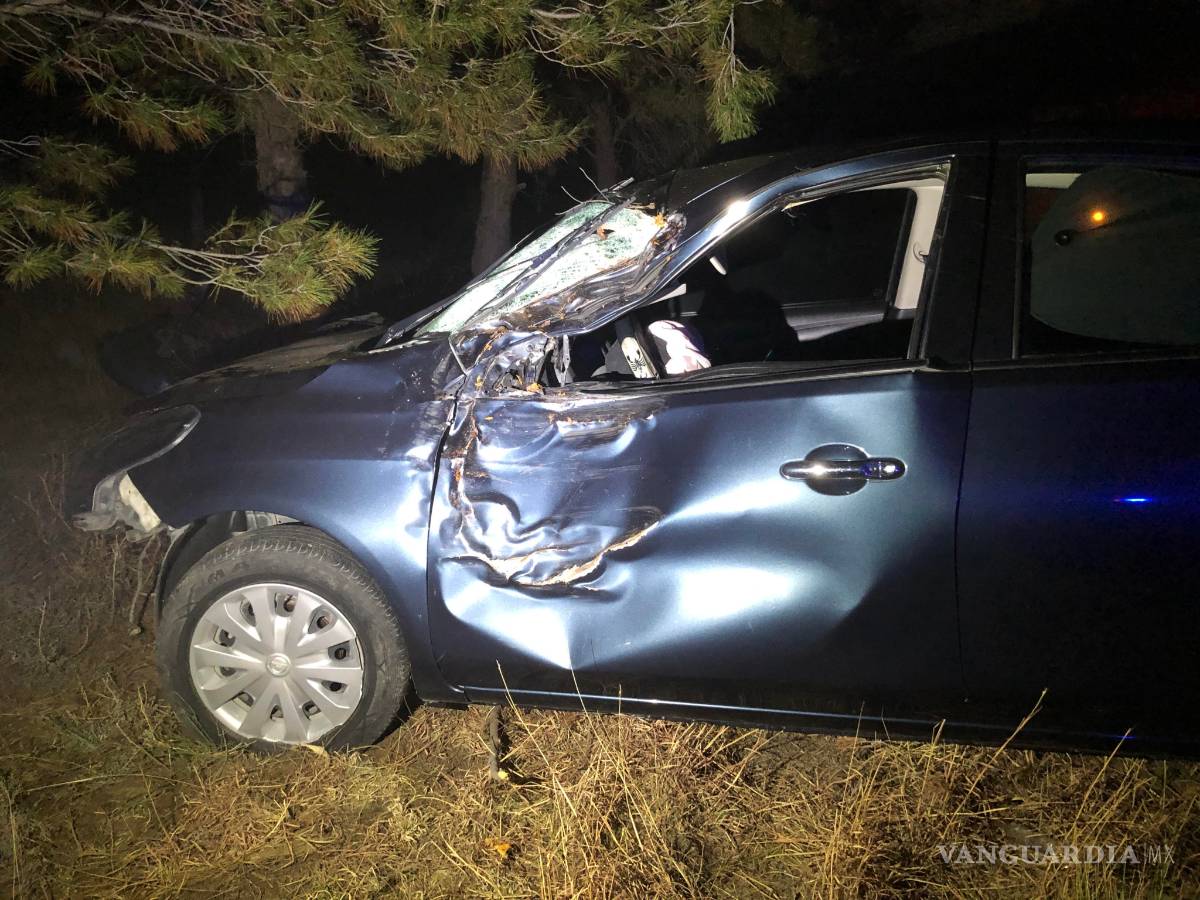 $!Conductor sale del camino y choca contra árbol, en carretera a Huachichil